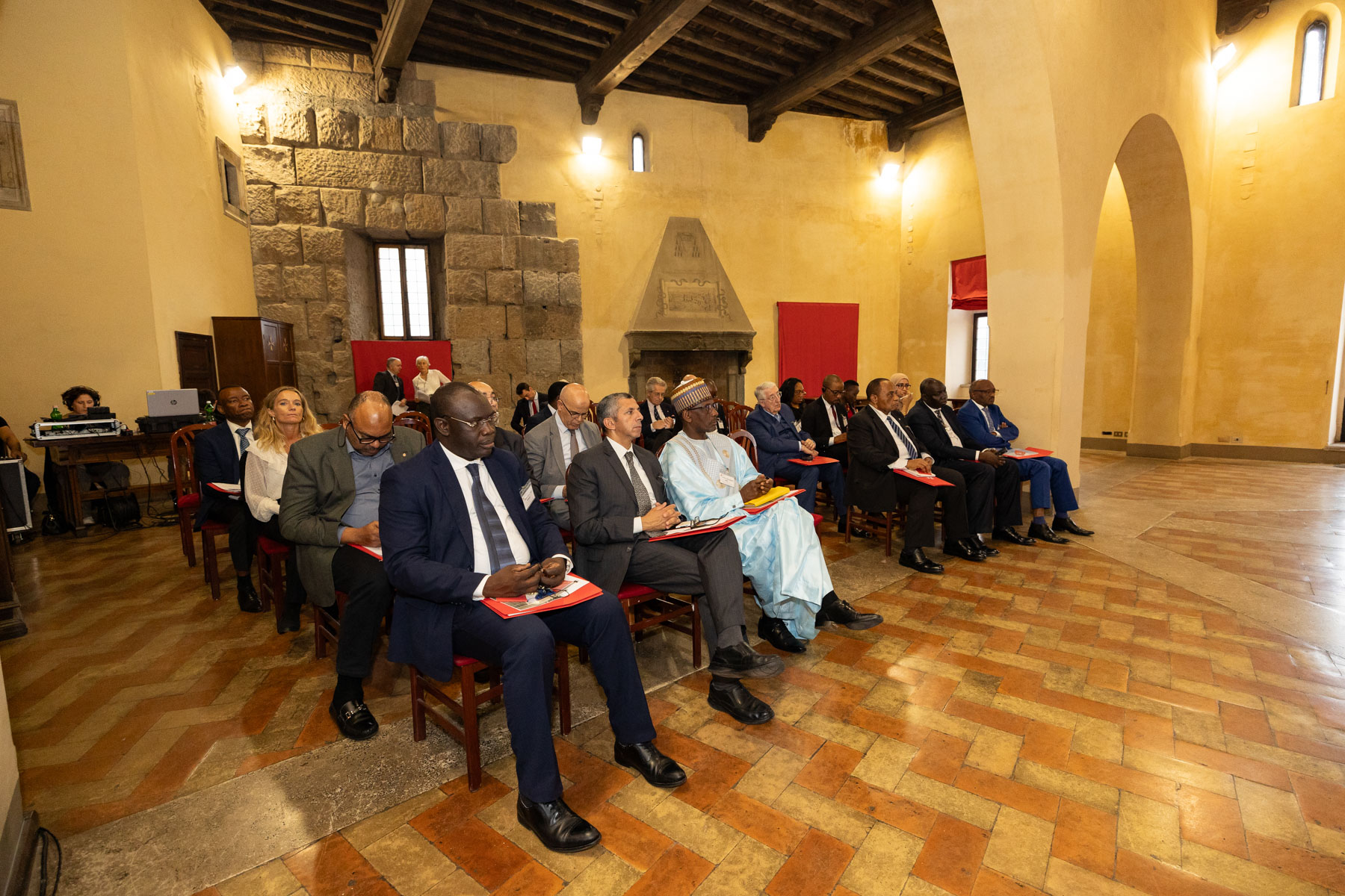 Conferencias con los representantes diplomáticos de Asia- Oceanía y África