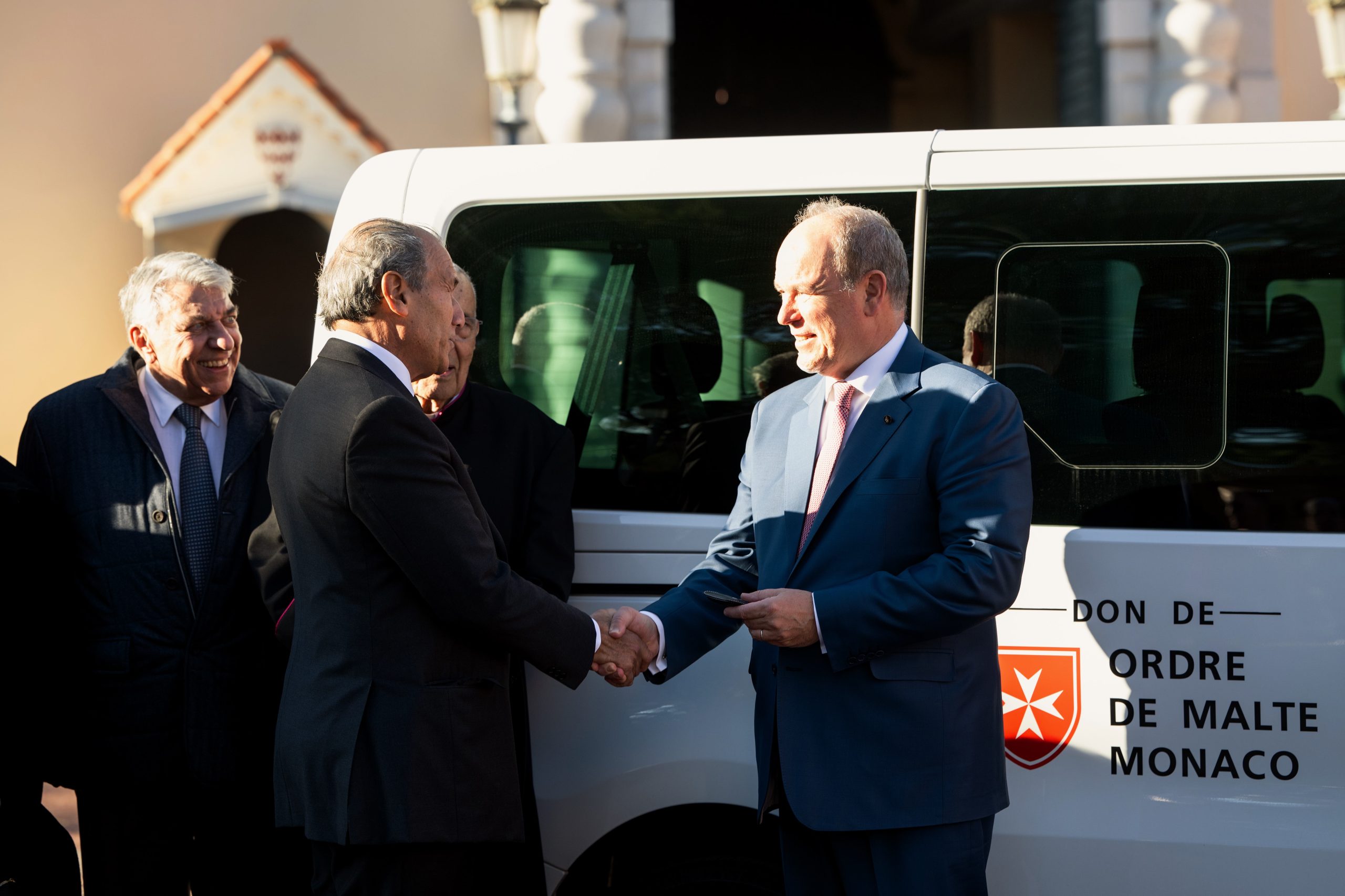 L’Associazione monegasca dell’Ordine di Malta dona un minibus per il trasporto dei disabili