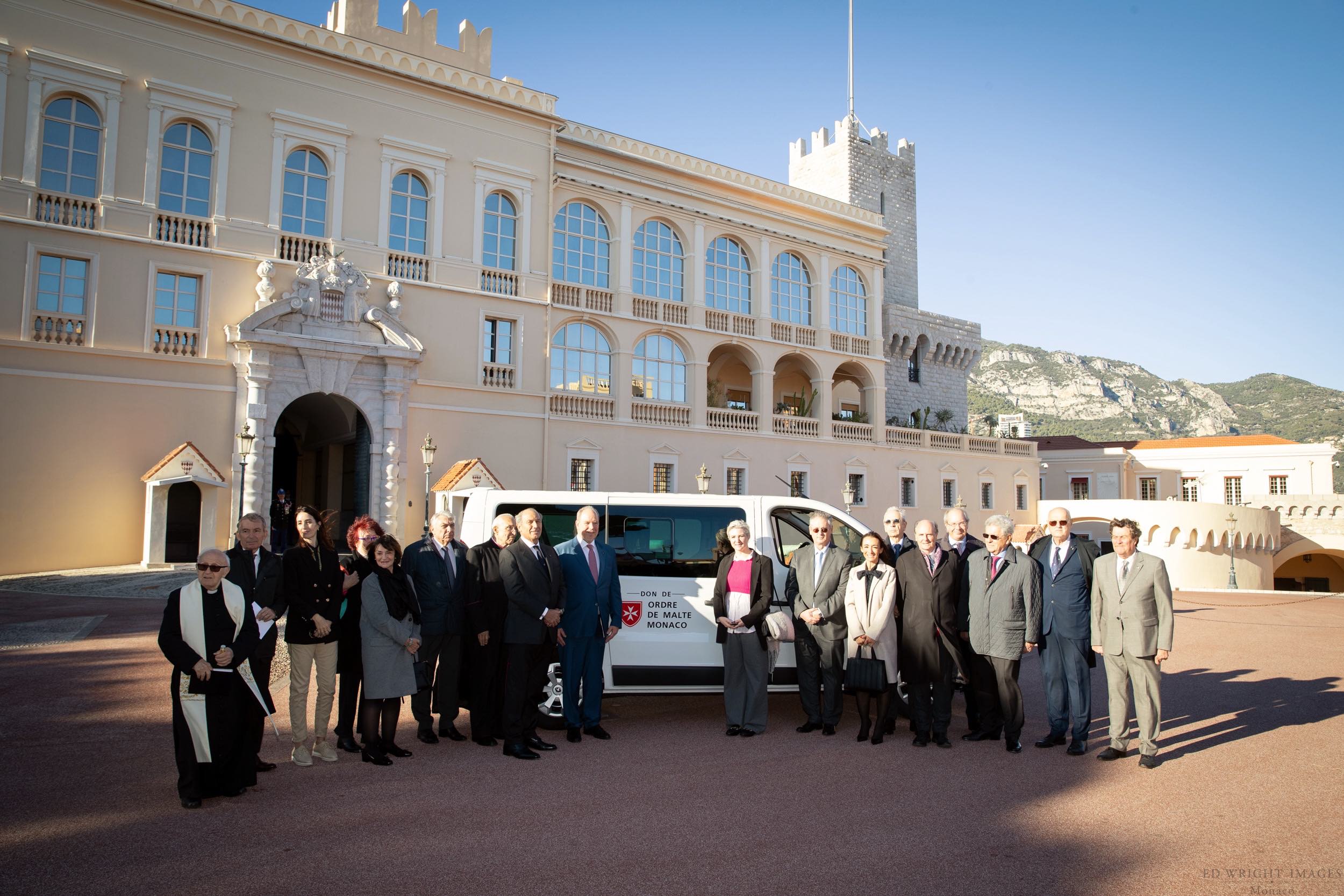 L’Associazione monegasca dell’Ordine di Malta dona un minibus per il trasporto dei disabili