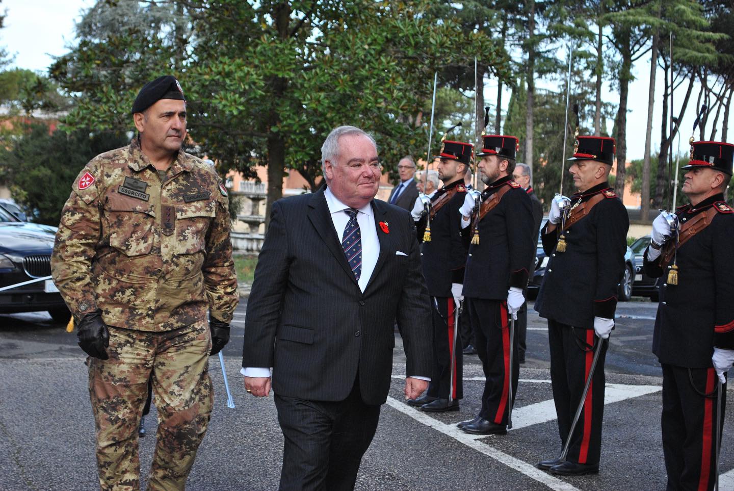 Le Grand Maître Fra’ John Dunlap visite le Corps militaire de l’Ordre de Malte