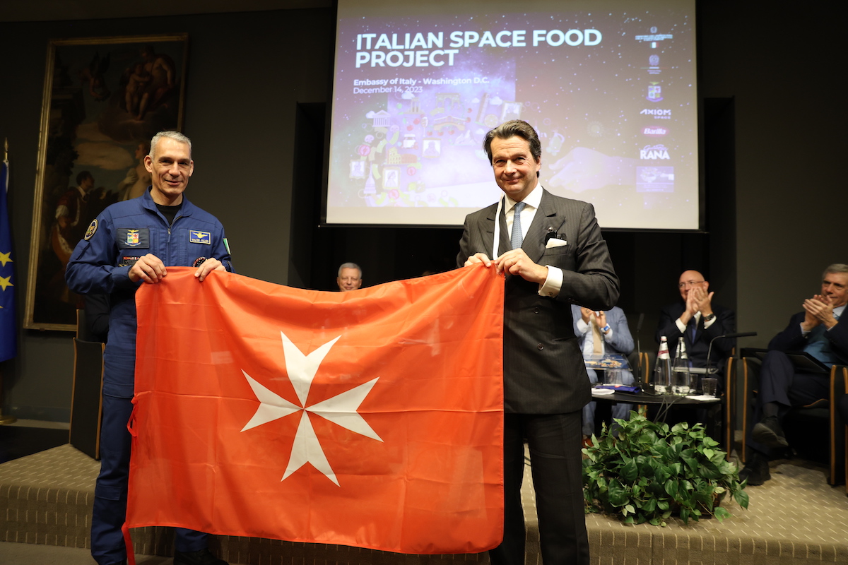 La bandera de la Orden de Malta ondeará en el espacio como parte de la misión Axiom 3
