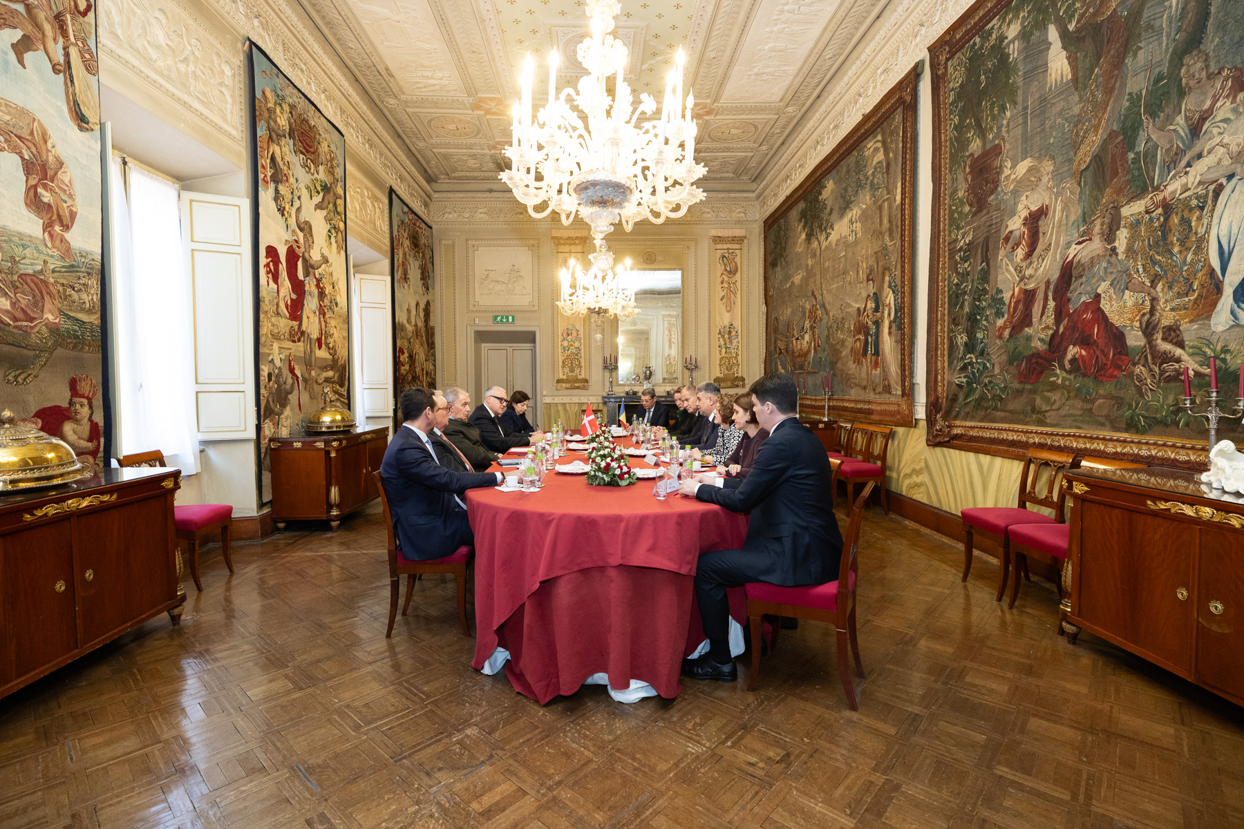 Le Grand Chancelier reçoit le Premier ministre de la République de Roumanie