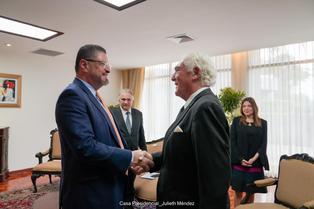 The Ambassador of the Sovereign Order of Malta to Costa Rica presents his letters of credence