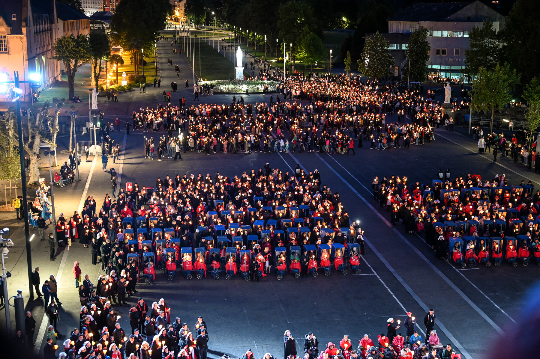 Die Straßen von Lourdes voller Pilgeruniformen des Malteserordens