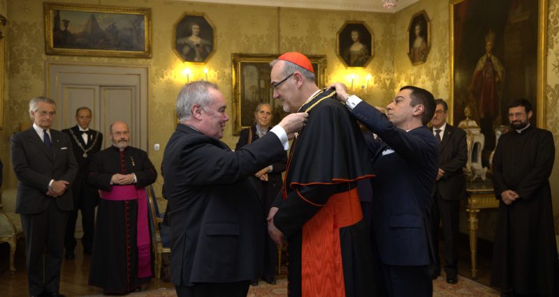 Les insignes de Bailli grand-croix d’honneur et de dévotion conférés au cardinal Pierbattista Pizzaballa