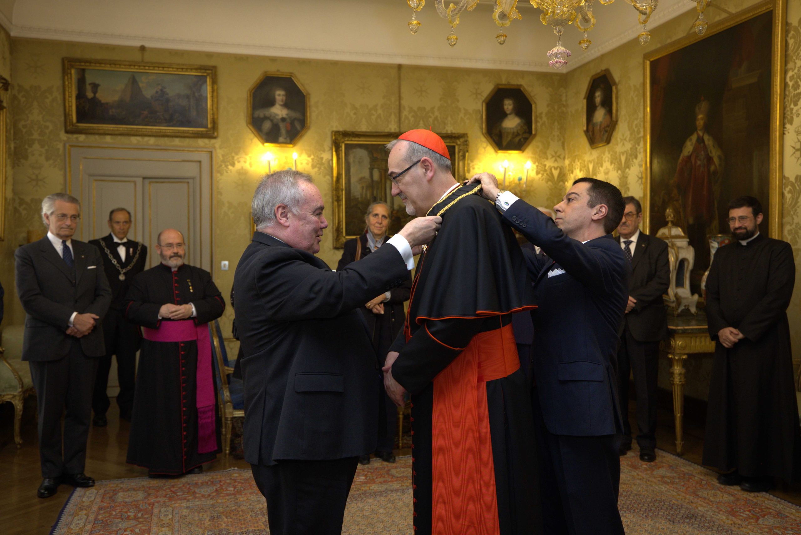 El cardenal Pierbattista Pizzaballa recibe la medalla de Bailío Gran Cruz de Honor y Devoción