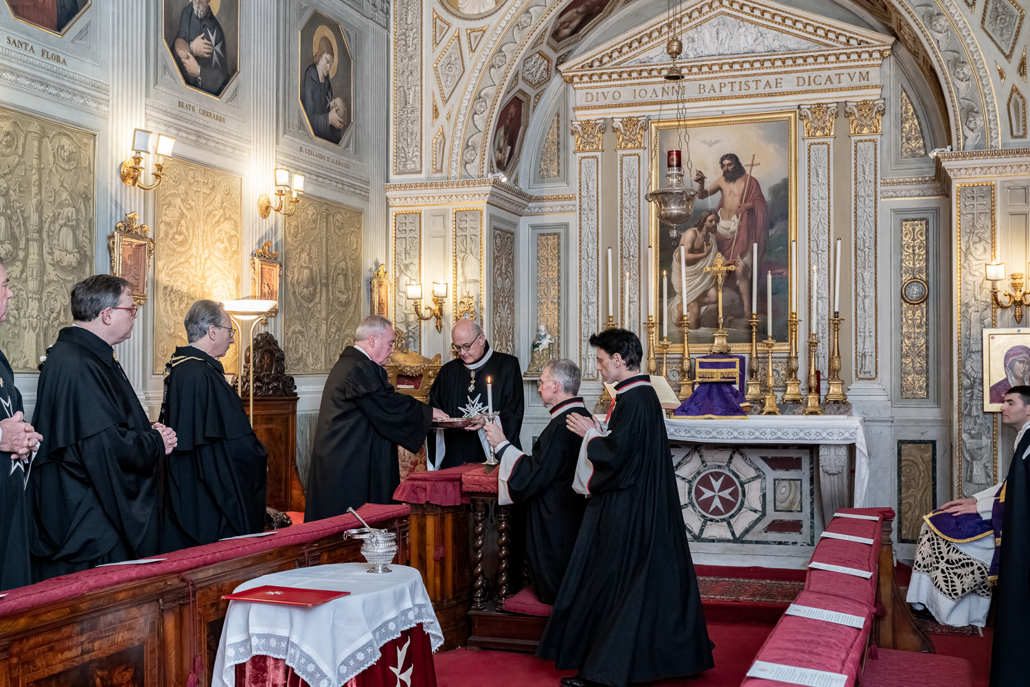 Patrick E. Kelly, Caballero Supremo de los Caballeros de Colón, y Vanessa Kelly, admitidos en la Orden de Malta