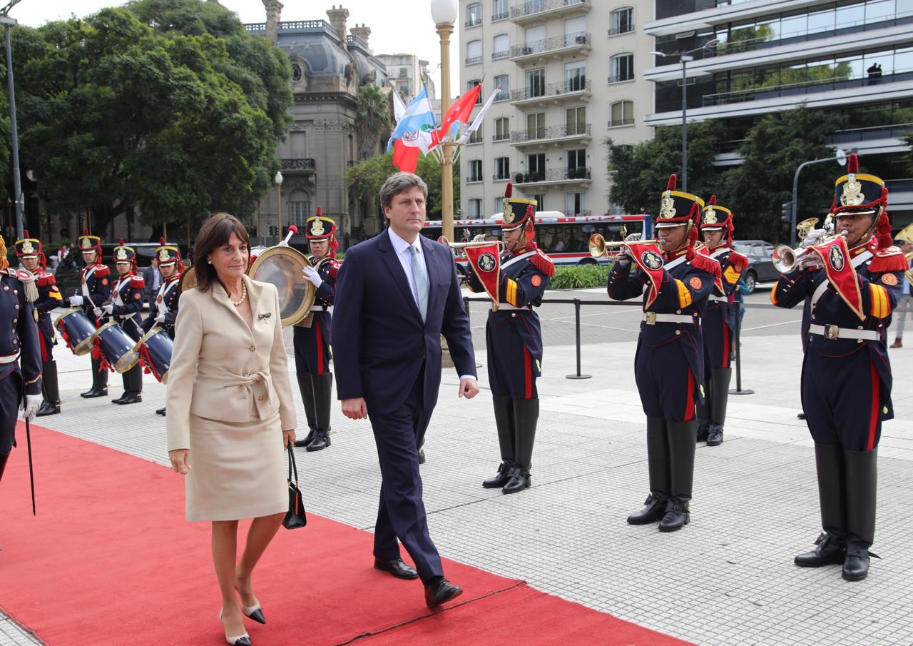Die neue Botschafterin des Malteserordens in Argentinien legt ihr Beglaubigungsschreiben vor