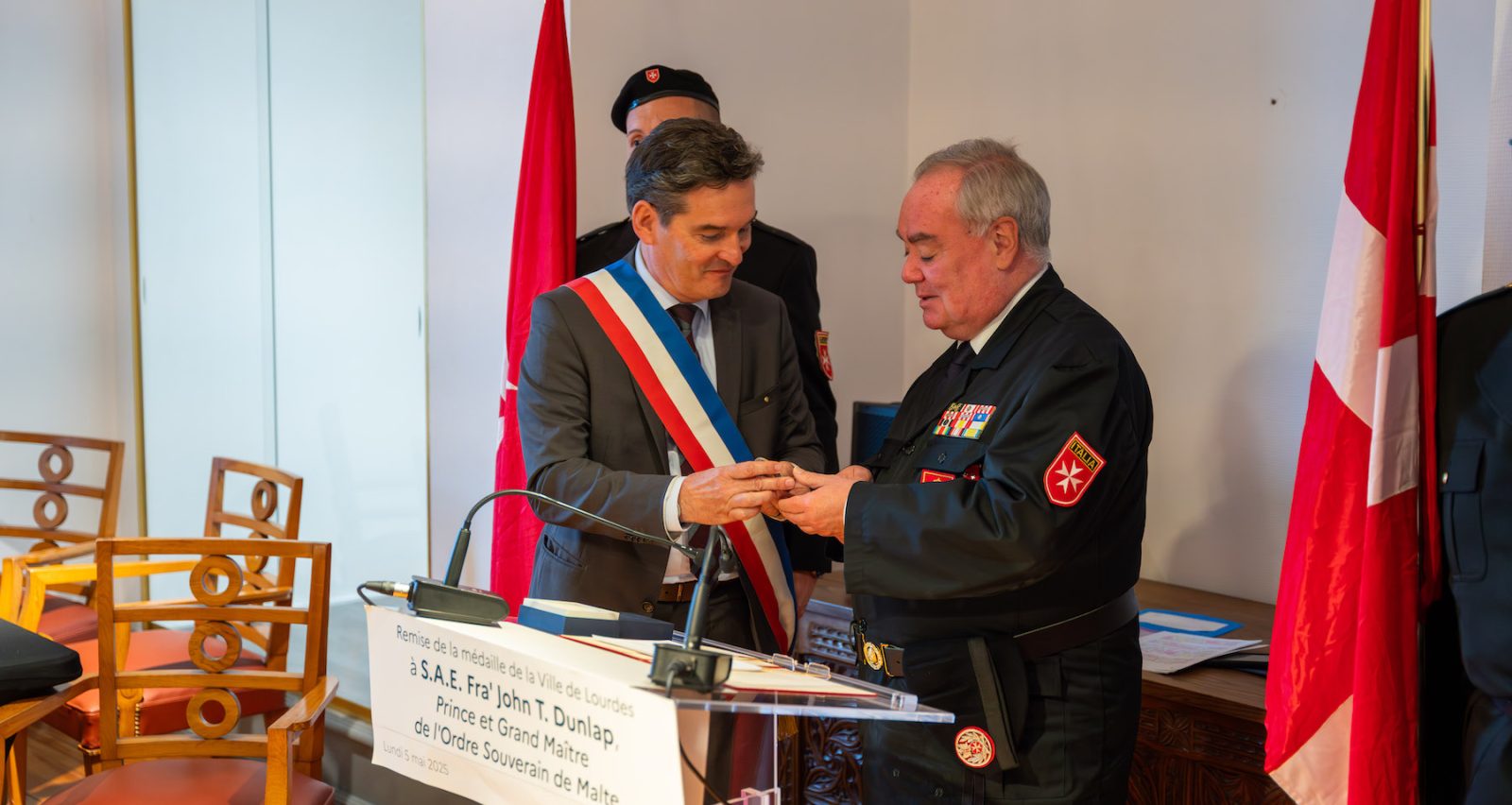 Der Großmeister erhält die Medaille der Stadt Lourdes