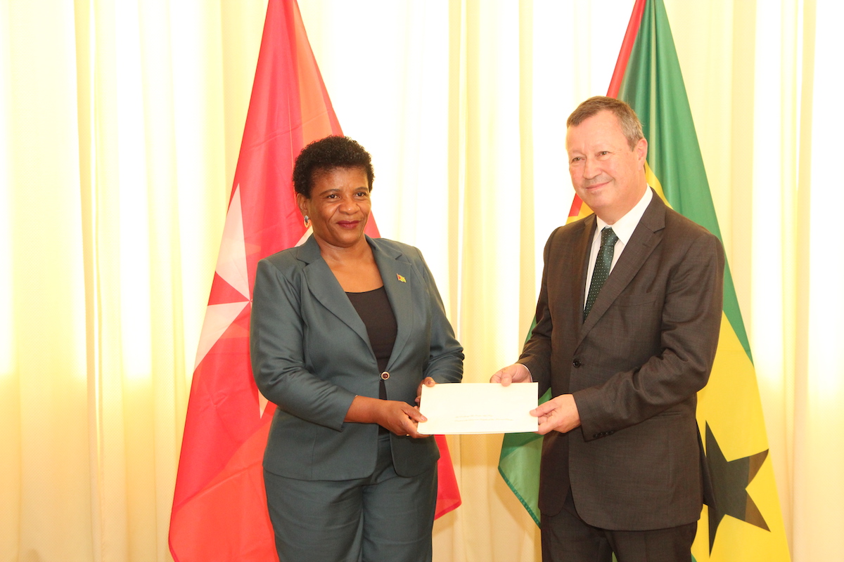 The Ambassador of the Sovereign Order of Malta to São Tomé and Príncipe presents his letters of credence