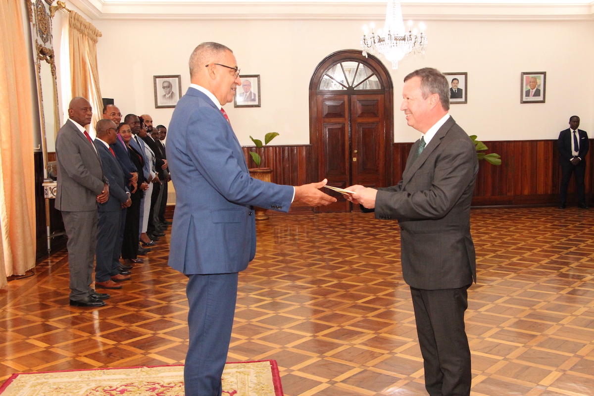 The Ambassador of the Sovereign Order of Malta to São Tomé and Príncipe presents his letters of credence