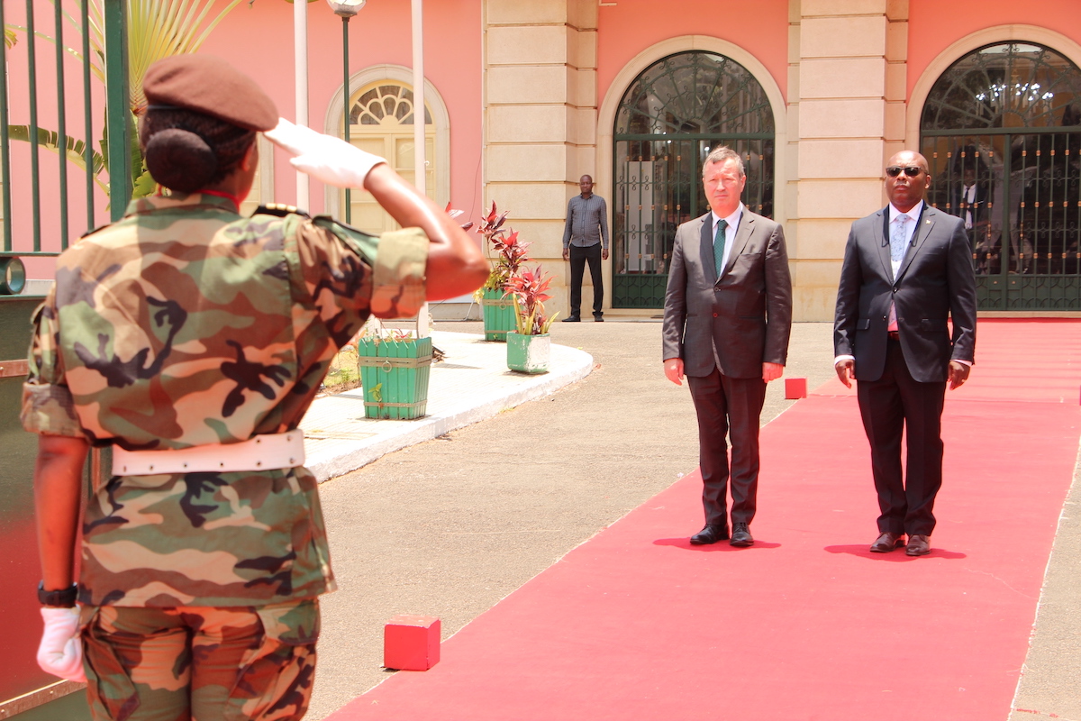 The Ambassador of the Sovereign Order of Malta to São Tomé and Príncipe presents his letters of credence