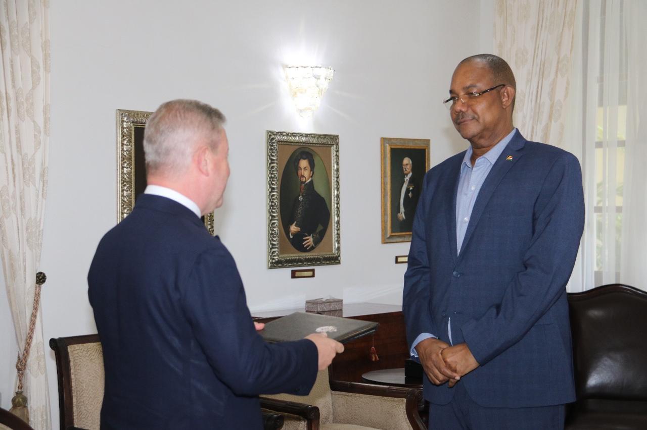The Ambassador of the Sovereign Order of Malta to the Republic of Seychelles presents his letters of credence